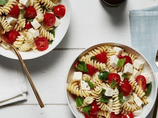 Foto salada de macarrão Fusilli com tomate e mussarela fresca