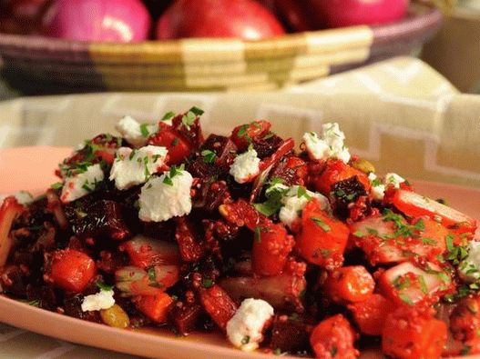 Foto salada de beterraba assada com queijo de cabra, quinoa e laranja