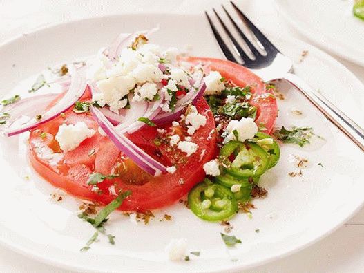 Foto tomate, queijo, coentro e salada de pimenta