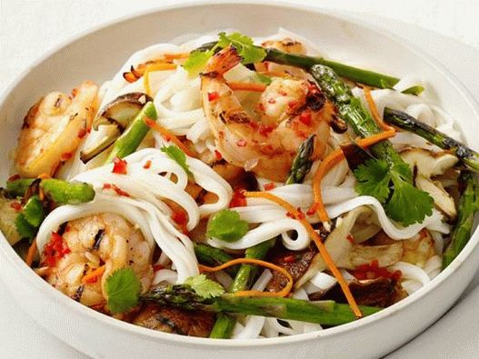 Foto Salada de macarrão de arroz com camarão grelhado