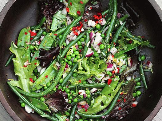 Foto Salada de legumes sazonal com molho Ranch