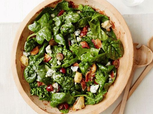 Salada de espinafre com molho de bacon quente