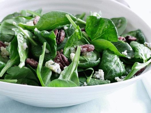 Foto salada de espinafre com nozes assadas e gorgonzola