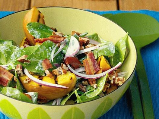 Foto salada de espinafre com pêssegos grelhados e molho de queijo azul