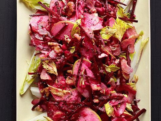 Foto salada de beterraba crua com maçã