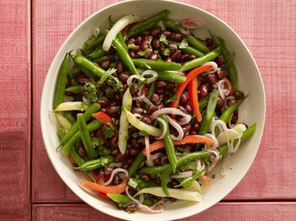 Foto salada de feijão verde, pimentão e cebola roxa