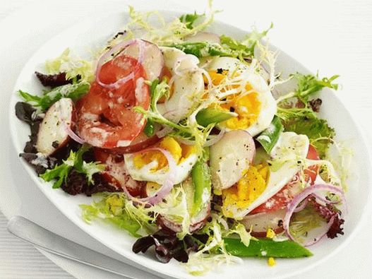 Foto salada de feijão com ovos e molho de queijo de cabra