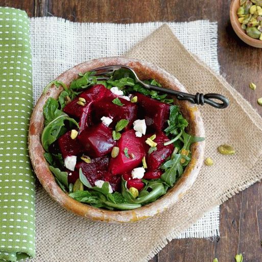 Foto salada de beterraba e queijo de cabra em conserva