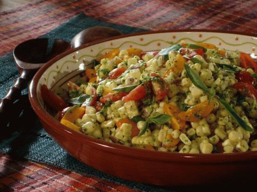 Foto Salada de tomate e milho grelhada com molho tailandês de manjericão