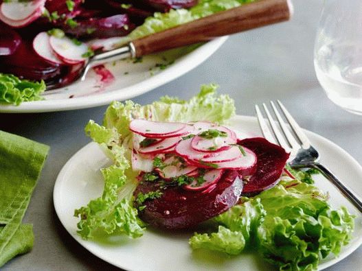 Foto salada de beterraba cozida com rabanete