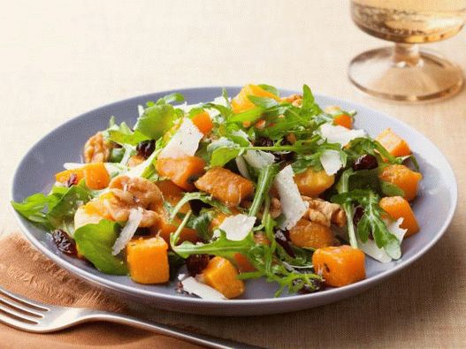 Foto salada de abóbora noz-moscada assada com molho vinagrete quente, queijo e nozes