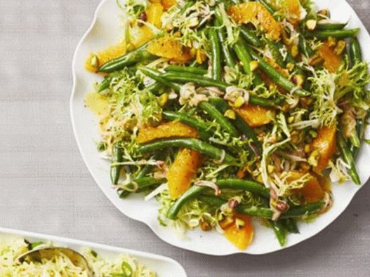 Foto salada de feijão verde com laranjas