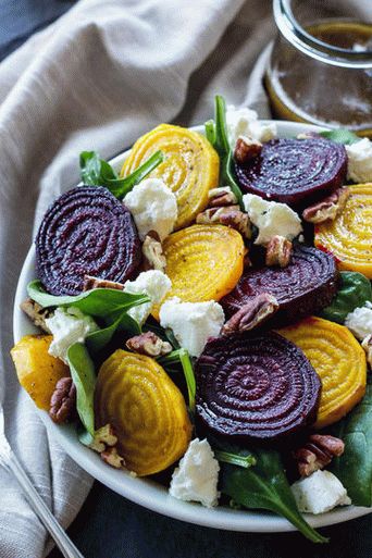 Photo Salad de beterraba frita com nozes em um esmalte com queijo de cabra