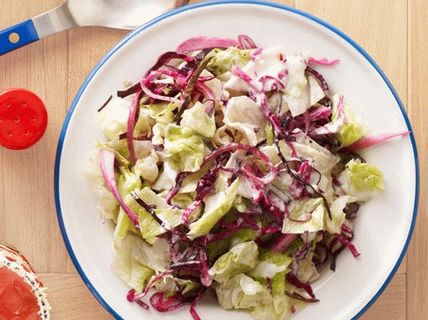 Foto de salada de Long Beach com repolho roxo, cebola roxa e queijo azul