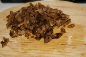 Salada de carne com cogumelos
