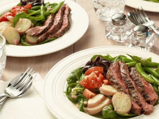 Foto de salada Nicoise com bife grelhado