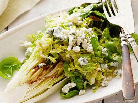 Salada Romano grelhada com recheio de queijo azul e molho de anchova
