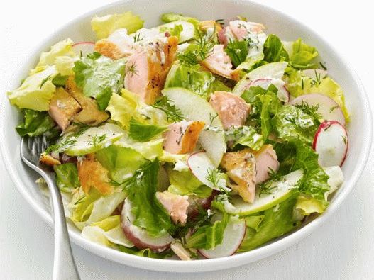 Foto salada com carvão ártico e maçãs