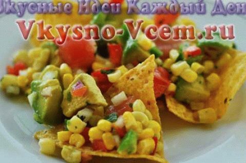 Salada com abacate e batatas fritas
