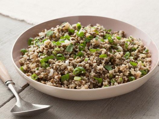 Salada de foto com lentilhas e grãos de quinoa