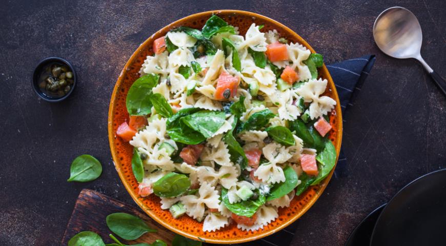 Farfalle e salada de salmão