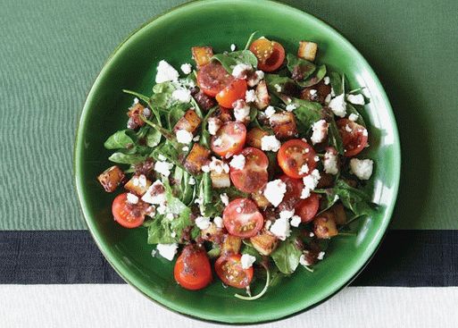 Foto salada com truta, rúcula e queijo