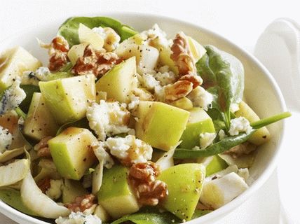 Foto salada com queijo azul, nozes e maçãs