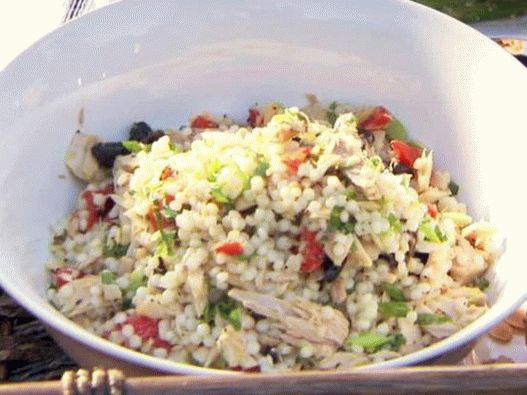 Salada de fotos com cuscuz e atum israelenses