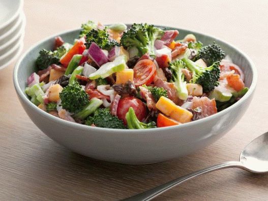 Foto salada com brócolis e tomate