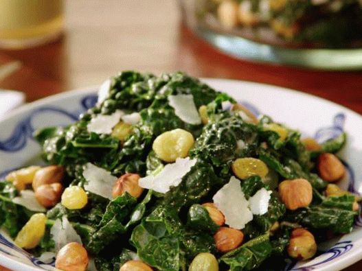 Foto salada com couve, anchovas e nozes