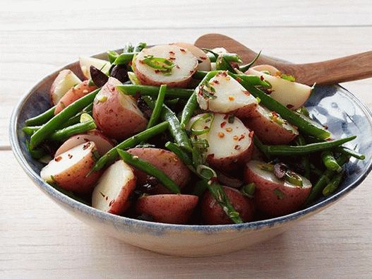 Foto salada com batatas e feijão verde