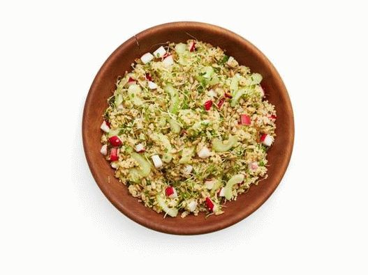 Salada de foto com quinoa e brotos germinados