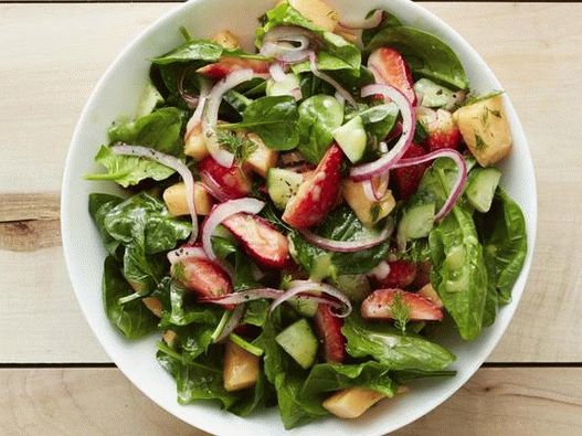 Foto salada com morangos, pepinos e melão