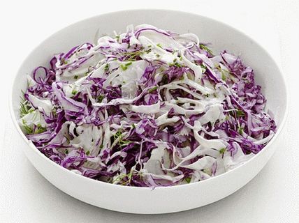Foto salada com repolho roxo e erva-doce