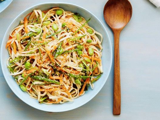Foto salada com macarrão e gergelim