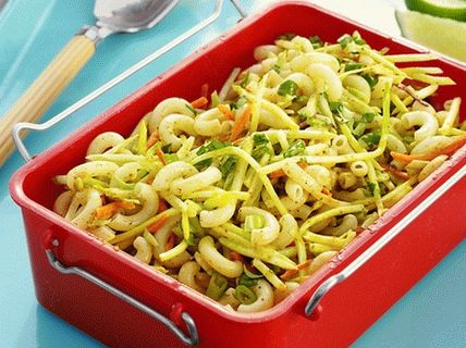 Foto salada com macarrão, brócolis e molho chutney
