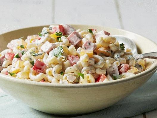Foto salada com macarrão, presunto e pimentão