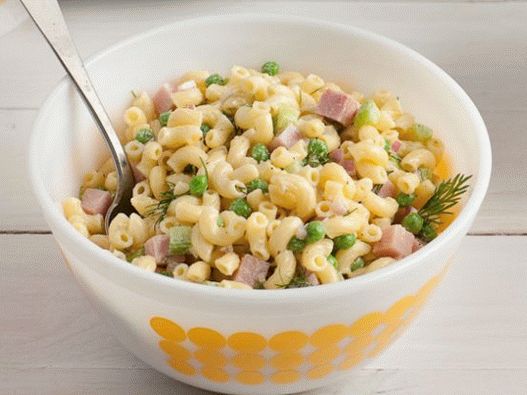 Foto salada com macarrão, presunto e endro