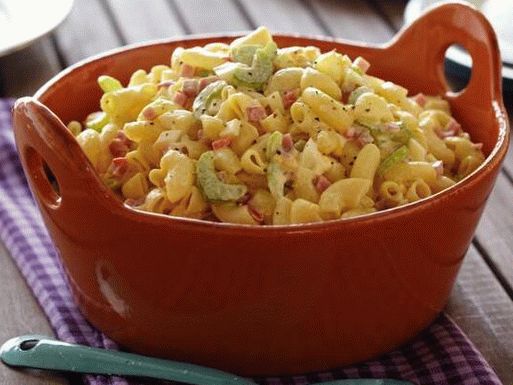 Foto salada com macarrão, ovos e presunto