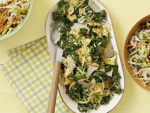 Salada de fotos com laços de massa, couve de Bruxelas e molho Caesar