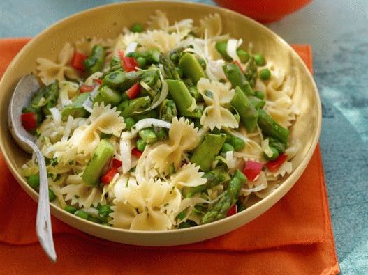 Photo Salad com massas e espargos