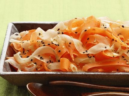 Salada de foto com cenoura e rabanete daikon