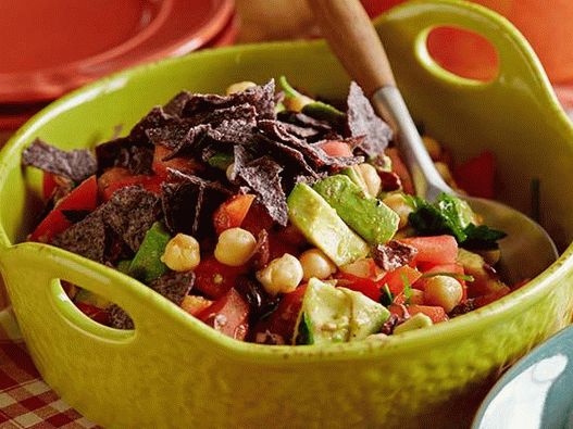 Salada de foto com grão de bico, tomate e azeitonas