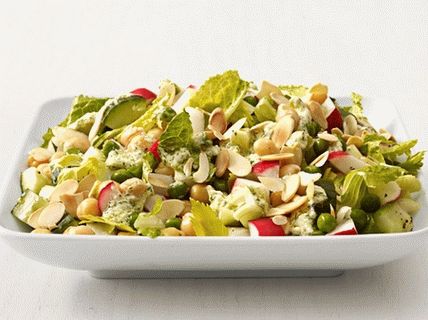 Photo Salad com pepinos, rabanetes, ervilhas e grão de bico