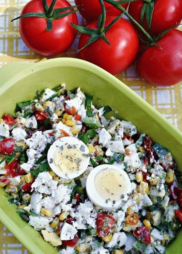 Foto salada com pepino e presunto