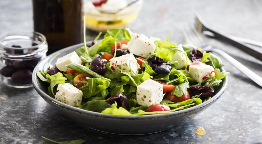 Salada com Azeitonas e Queijo