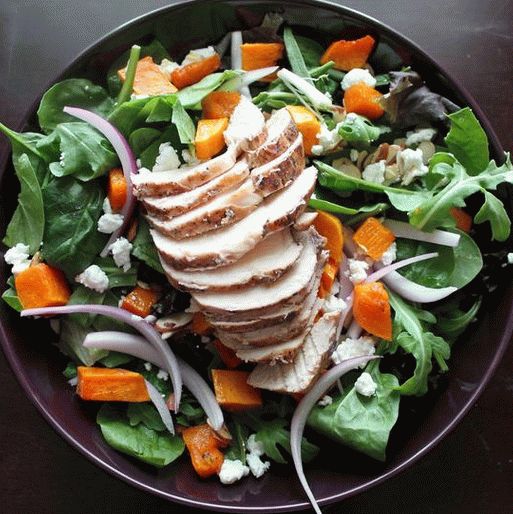 Foto salada com frango picante em vietnamita