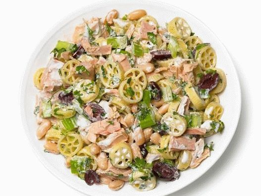 Foto salada com macarrão, atum, aipo, feijão branco e azeitonas