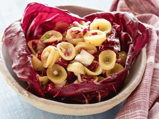 Salada de fotos com macarrão e radicchio