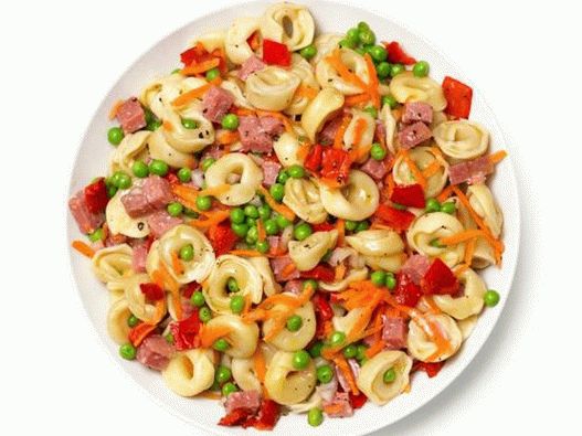 Foto salada com tortellini, salsicha, cenoura, ervilha e pimenta assada